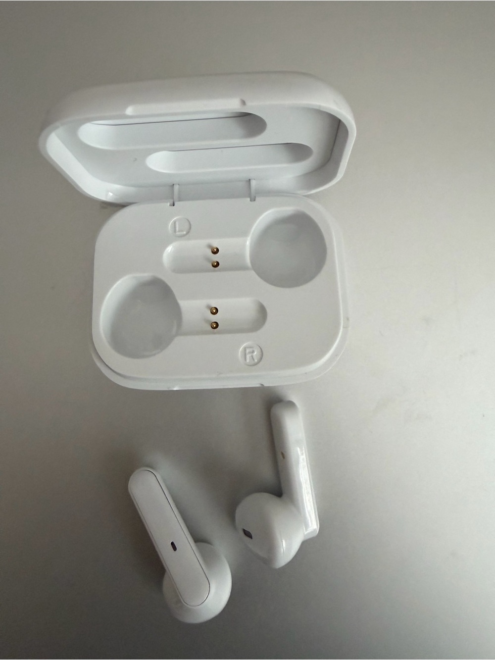 White Wireless Earbud Headphones with Charging Case gym work Apple Samsung